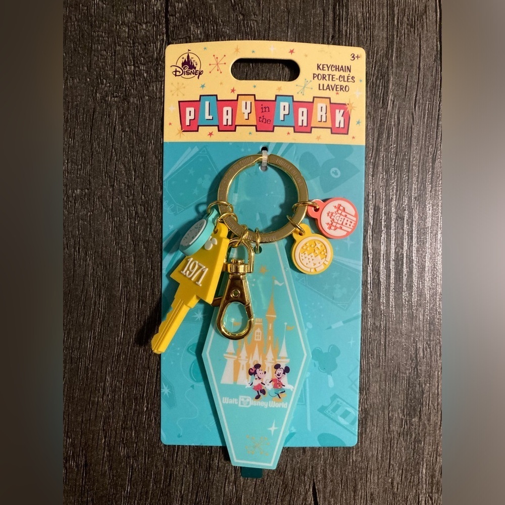 Play in the Park Disney Retro Hotel Keychain - Picture 3 of 7